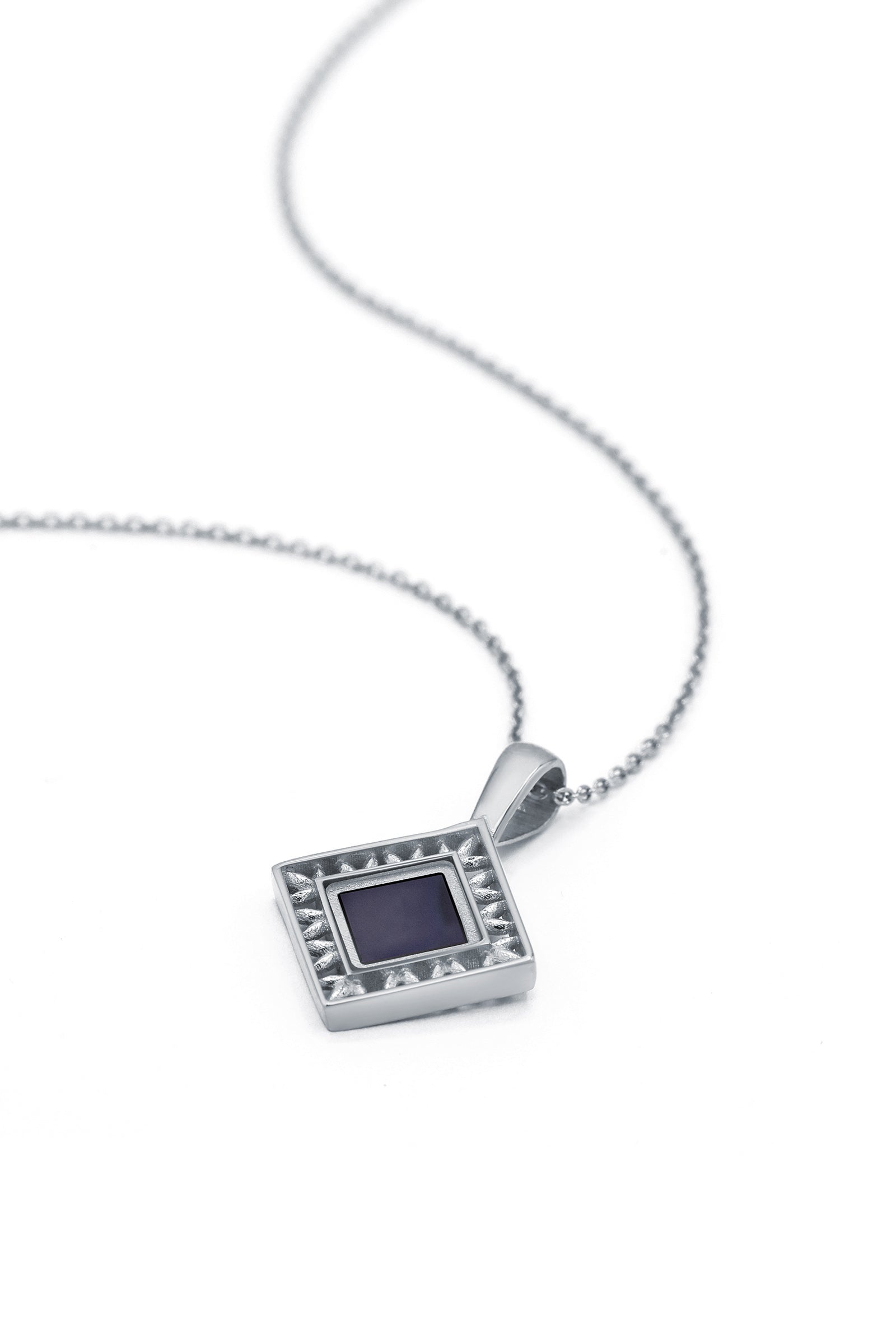 Femme Sirr Zahra Collier
