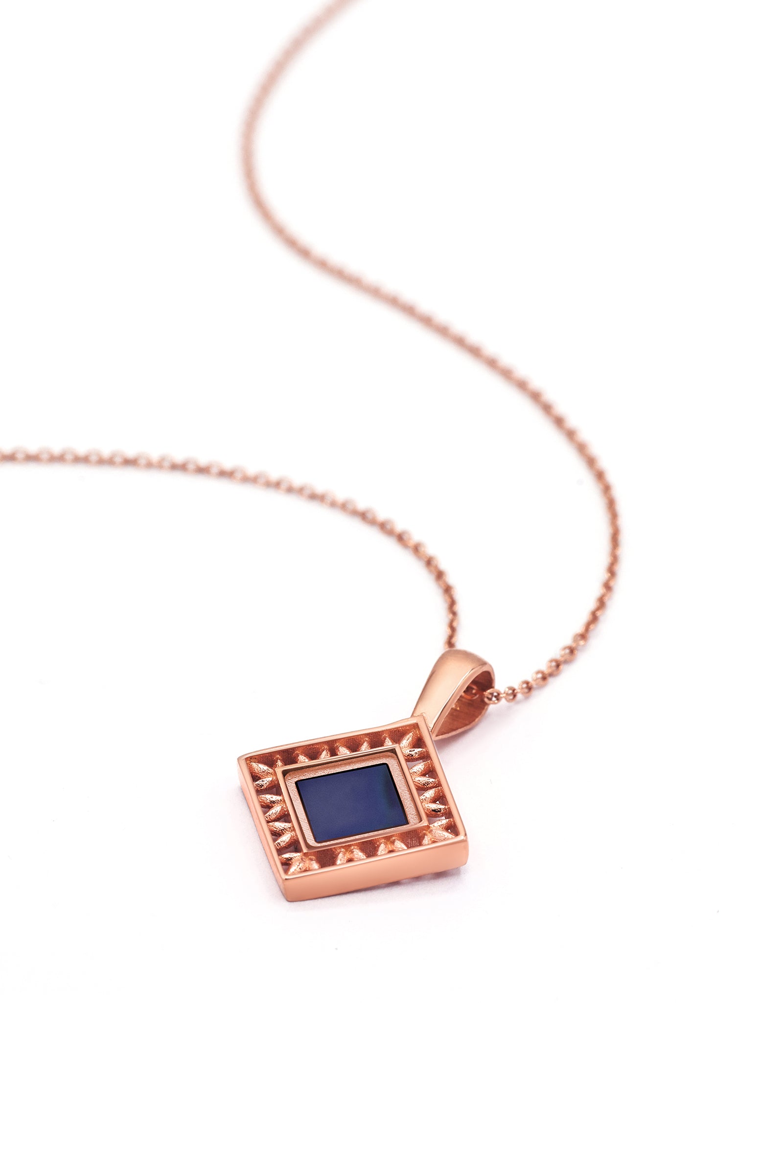 Femme Sirr Zahra Collier