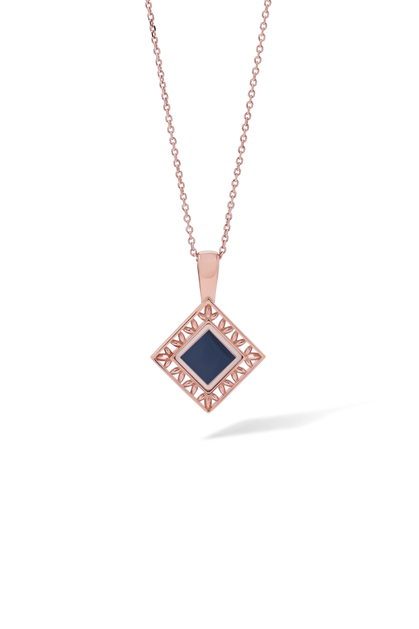 Femme Sirr Zahra Collier