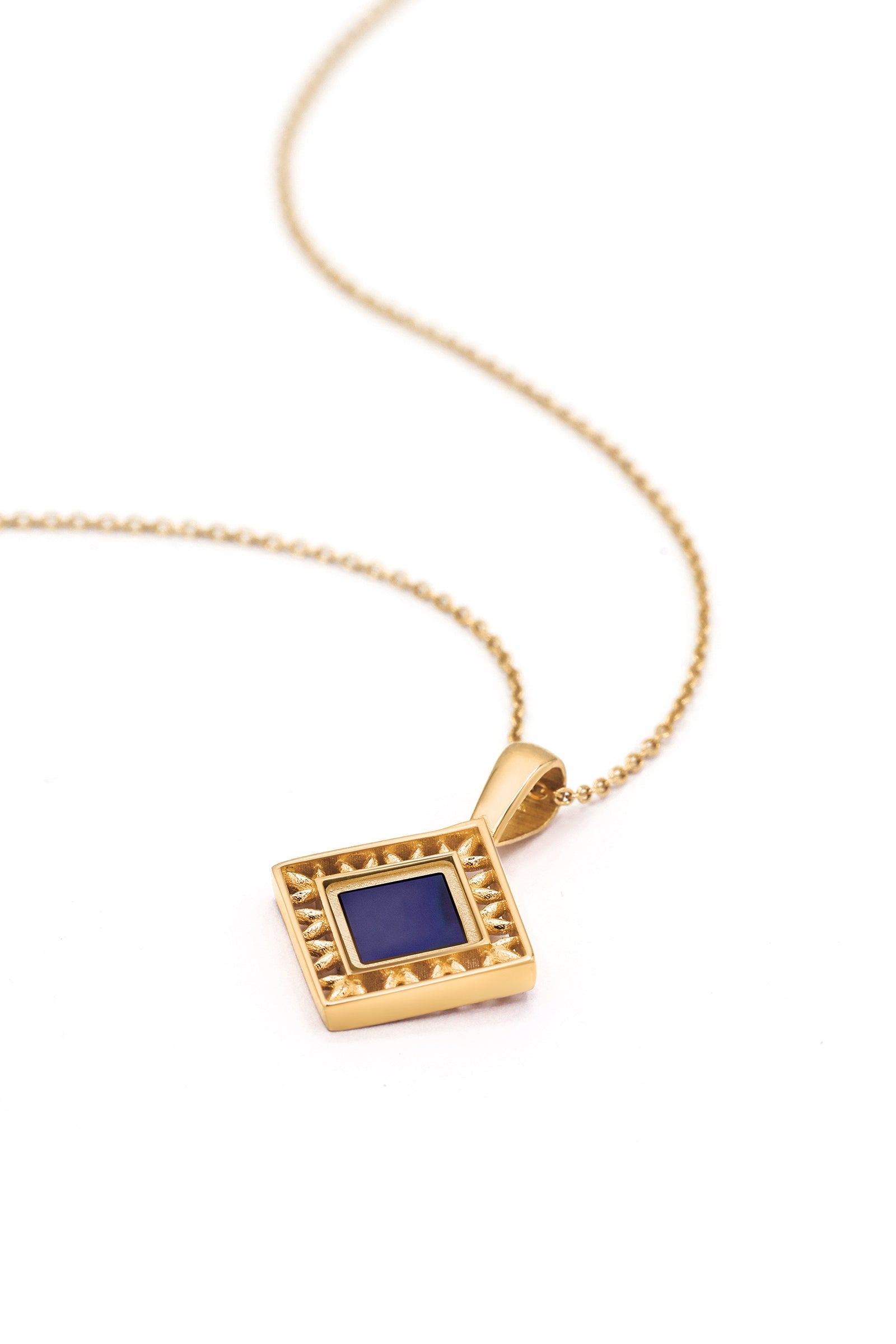 Femme Sirr Zahra Collier