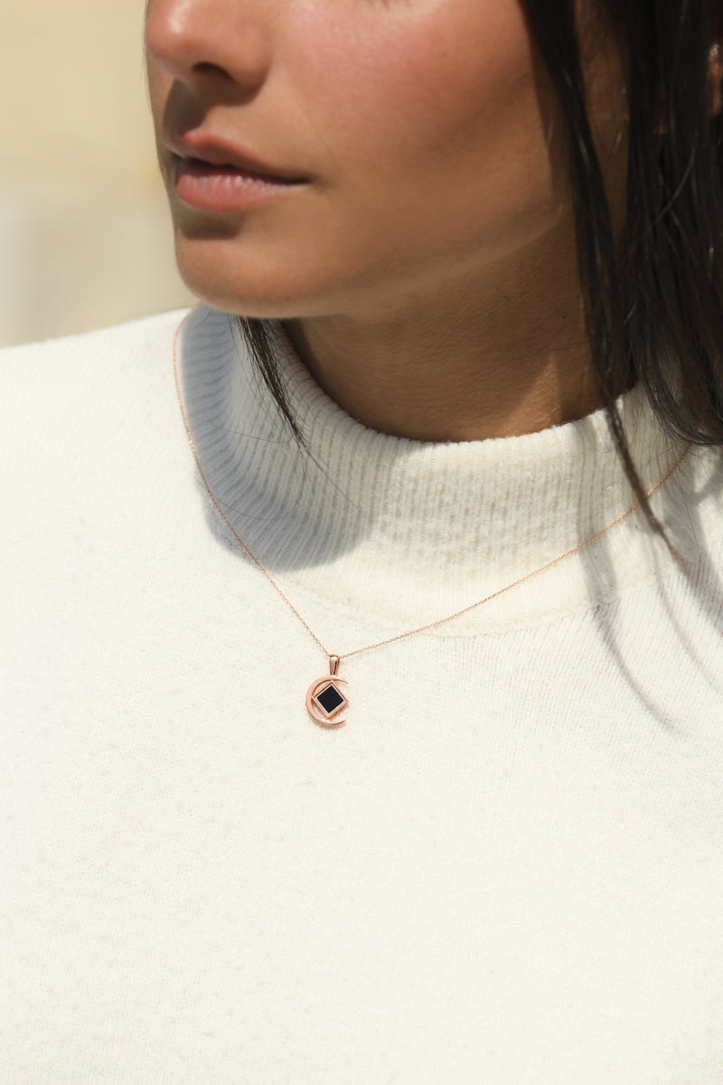 Femme Sirr Hilal Collier