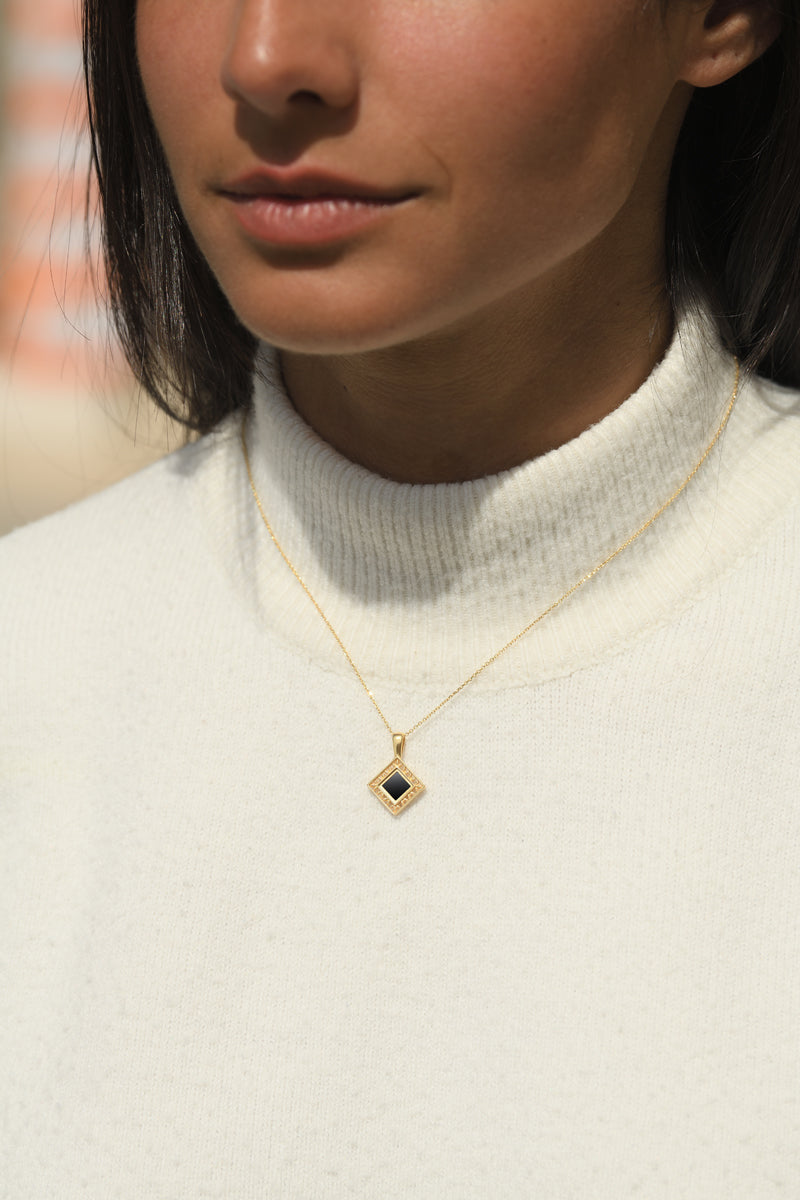 Femme Sirr Zahra Collier