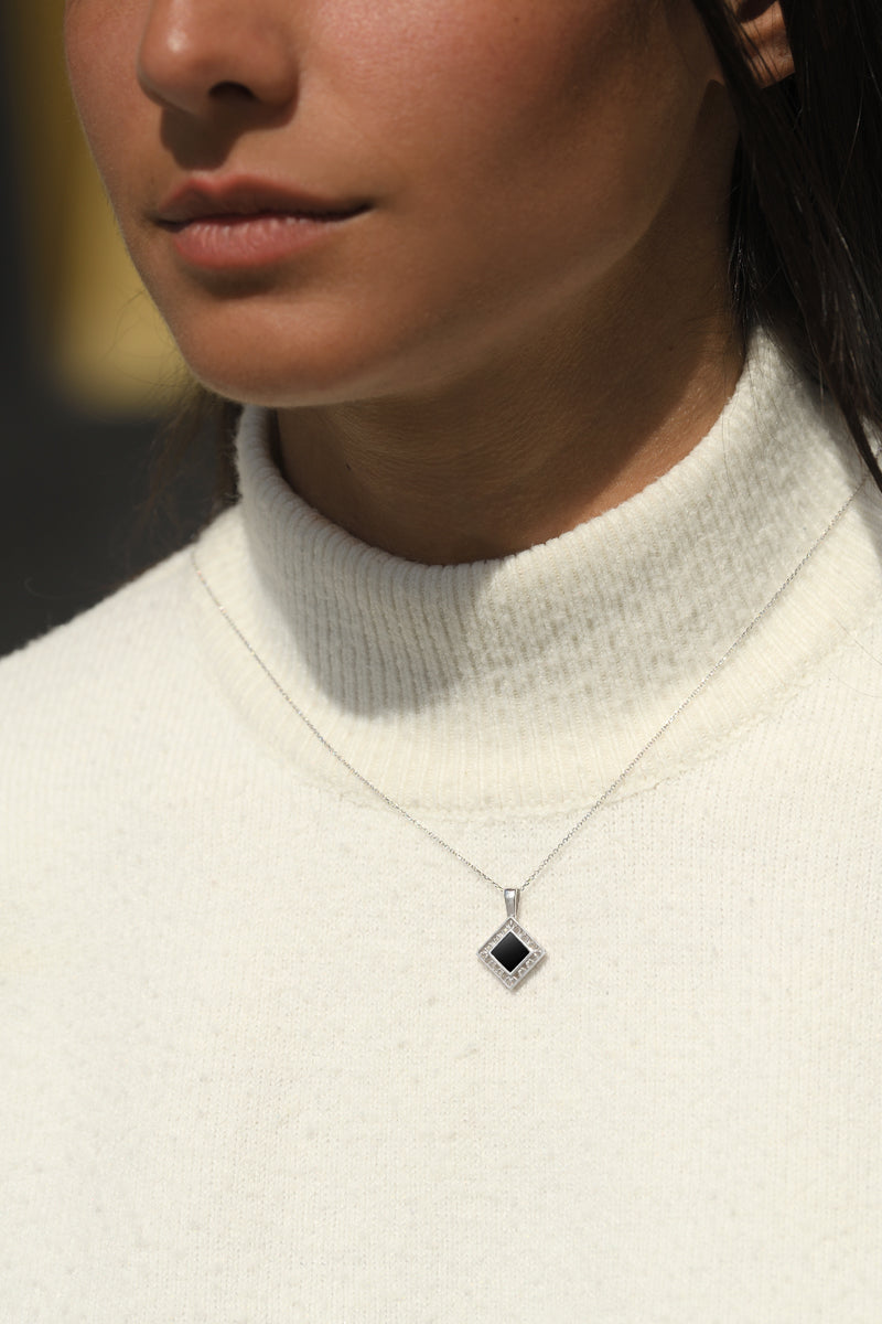 Femme Sirr Zahra Collier