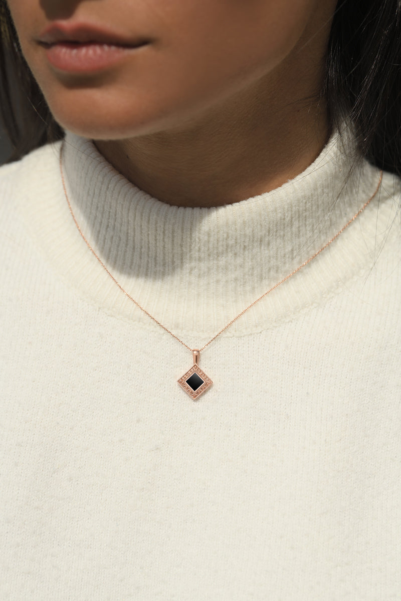 Femme Sirr Zahra Collier